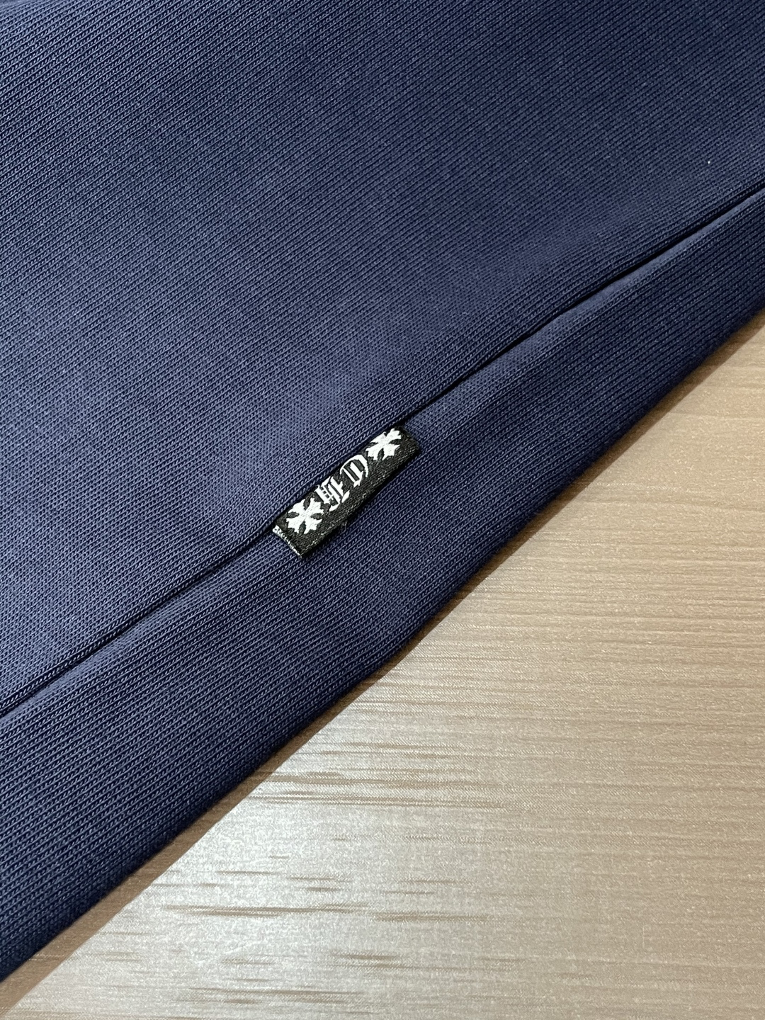 克罗心 25s秋冬最新款圆领打底套头T恤 面料采用优质精梳棉，入手便知非常柔软，上身亲肤感 极好！舒适透