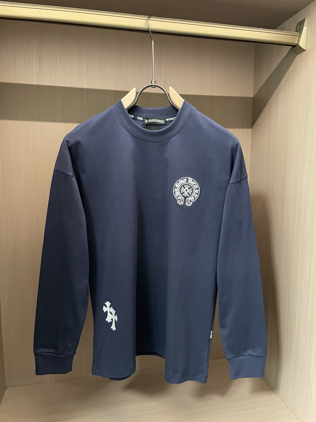 克罗心 25s秋冬最新款圆领打底套头T恤 面料采用优质精梳棉，入手便知非常柔软，上身亲肤感 极好！舒适透