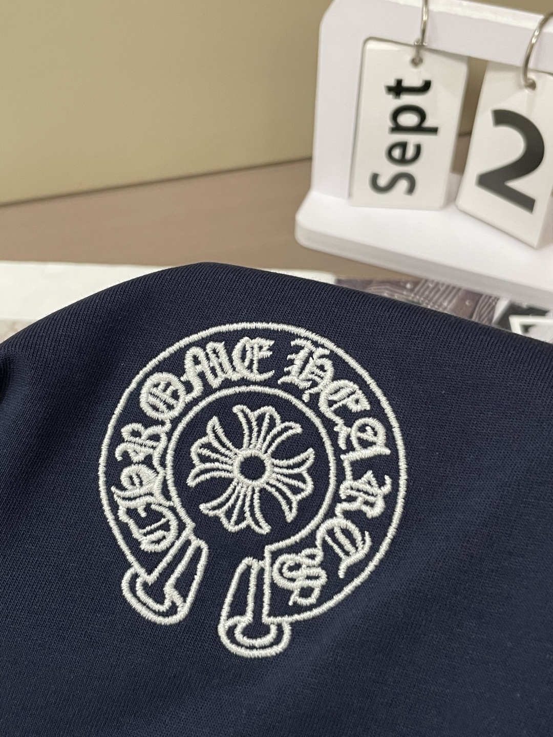 克罗心 25s秋冬最新款圆领打底套头T恤 面料采用优质精梳棉，入手便知非常柔软，上身亲肤感 极好！舒适透