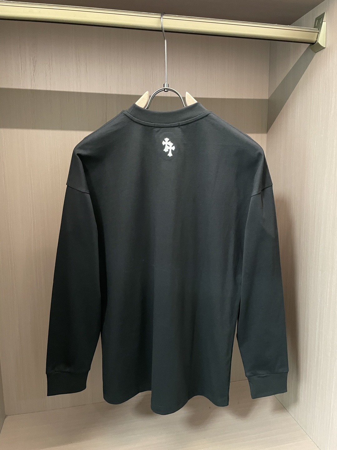 克罗心 25s秋冬最新款圆领打底套头T恤 面料采用优质精梳棉，入手便知非常柔软，上身亲肤感 极好！舒适透