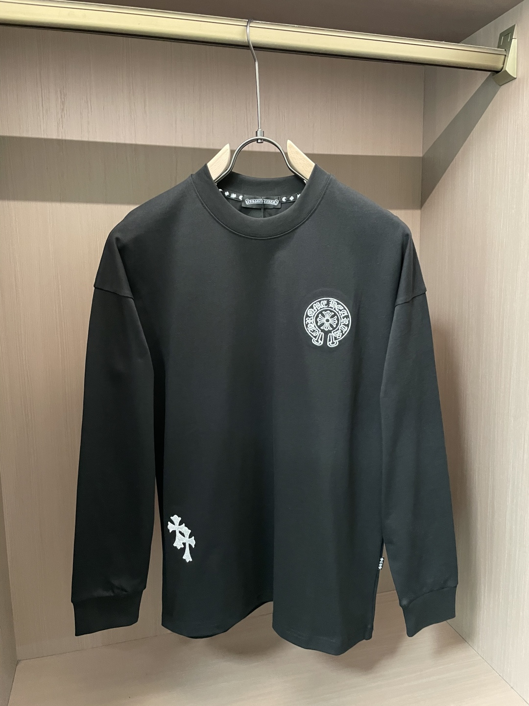 NO:539295,Croxin's latest round neck base pullover T-shirt in autumn and winter. The fabric is made of high-quality combed cotton, which shows that it is very soft when you get it. It feels good to have the upper body and skin-friendly feel!  Comfortable, breathable, slim and slim while not restrained. The embroidered logo pattern embroidered on the chest!  Very exquisite, good fabrics can make the basic long-sleeved T-shirt not monotonous, and more fashionable in the outfit. This style can not only be worn inside, but also does not look monotonous when worn alone. Size m-xxxl, chrome hearts, tees, t-shirt, alexander wang19860909克罗心 25s秋冬最新款圆领打底套头T恤 面料采用优质精梳棉,入手便知非常柔软,上身亲肤感 极好！舒适透气修身显瘦的同时又无束缚感,胸口刺绣绣logo图案标志点缀！非常精致,好面料才能让基础款的长袖T恤不在单调, 穿搭上多一份时尚,这款不仅可以内搭打底,单穿亦不会显得单调. 尺码m-xxxl,,chrome hearts,tees，t-shirt,alexander wang,Men's clothing