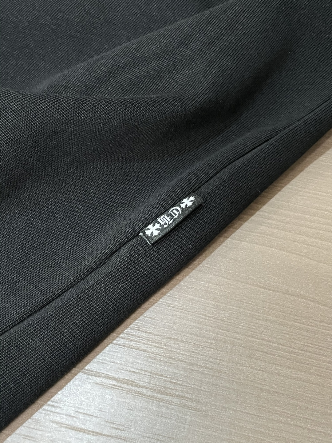 克罗心 25s秋冬最新款圆领打底套头T恤 面料采用优质精梳棉，入手便知非常柔软，上身亲肤感 极好！舒适透