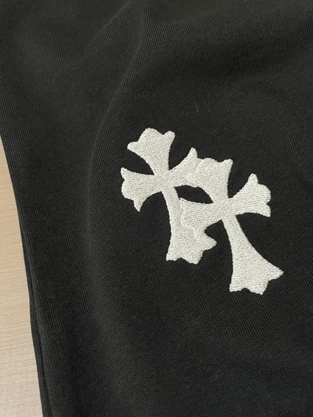 克罗心 25s秋冬最新款圆领打底套头T恤 面料采用优质精梳棉，入手便知非常柔软，上身亲肤感 极好！舒适透