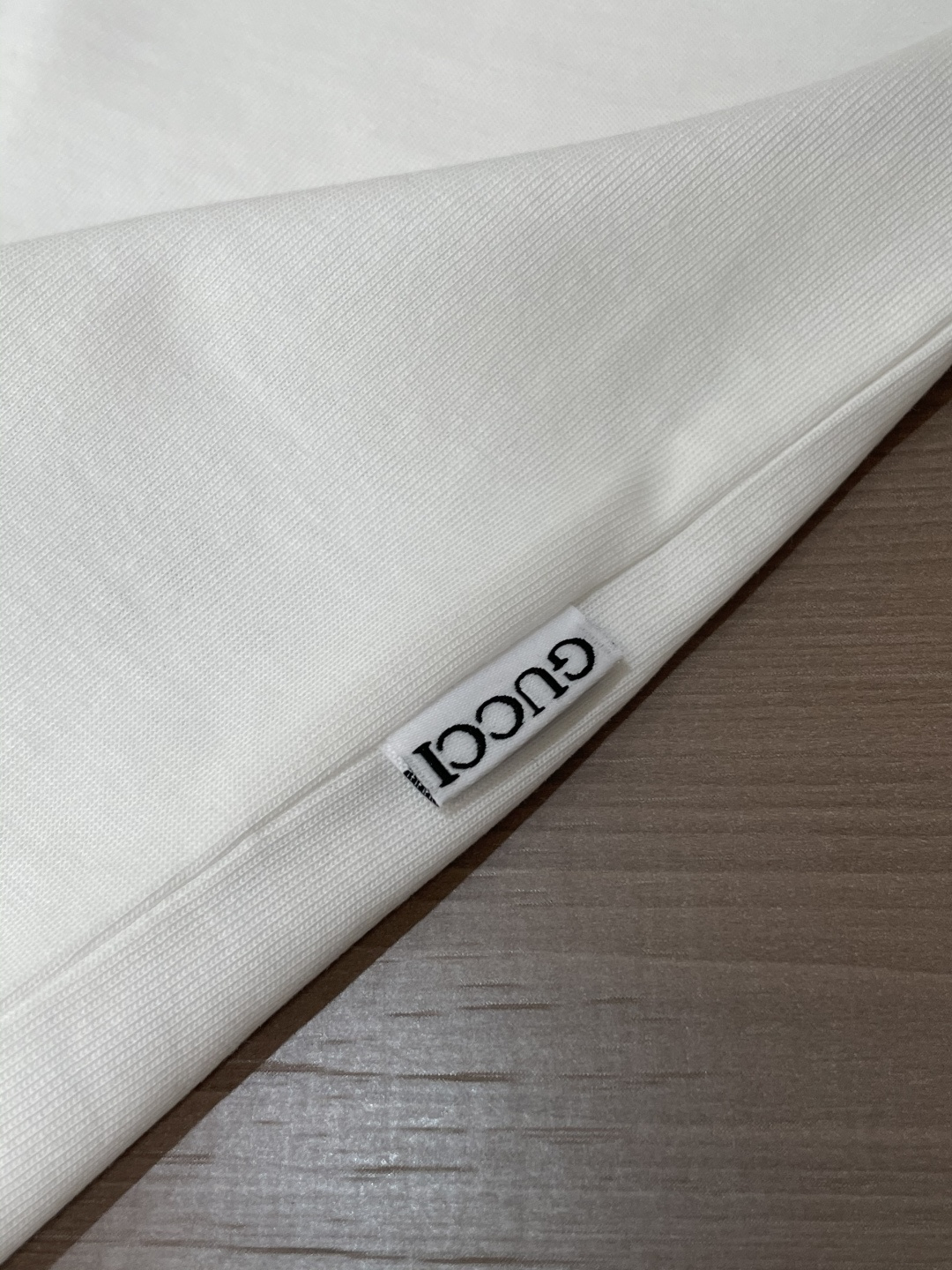 Gucc 25s秋冬最新款圆领打底套头T恤 面料采用优质精梳棉，入手便知非常柔软，上身亲肤感 极好！舒适