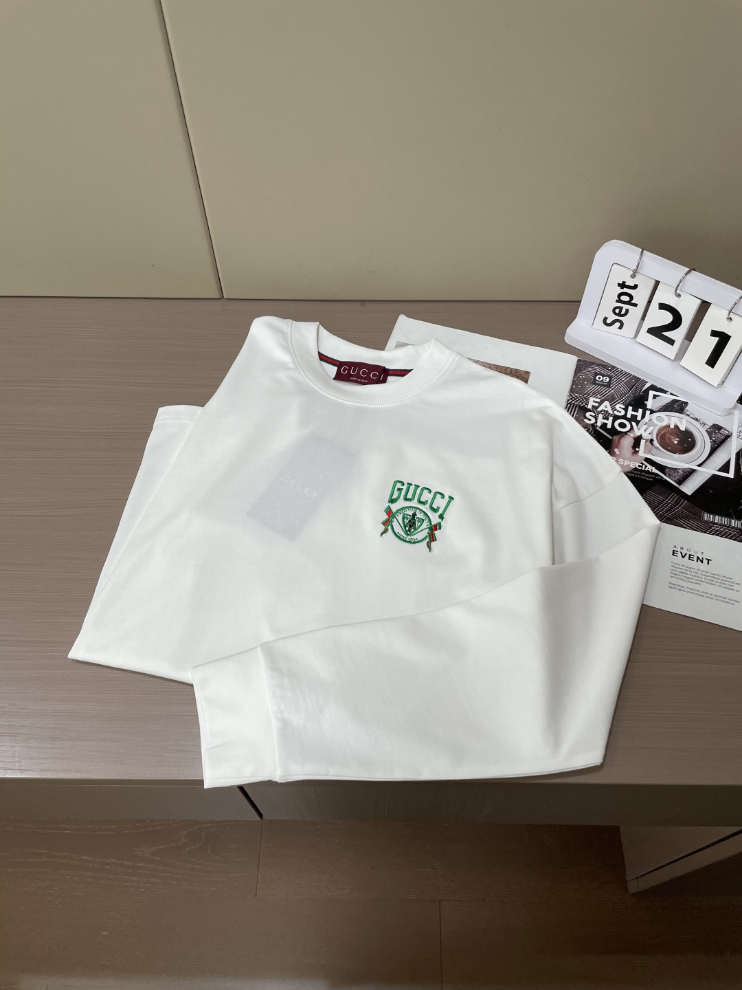 Gucc 25s秋冬最新款圆领打底套头T恤 面料采用优质精梳棉，入手便知非常柔软，上身亲肤感 极好！舒适