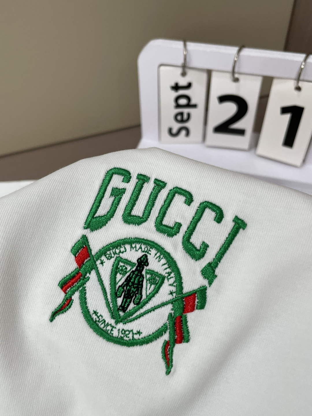 Gucc 25s秋冬最新款圆领打底套头T恤 面料采用优质精梳棉，入手便知非常柔软，上身亲肤感 极好！舒适