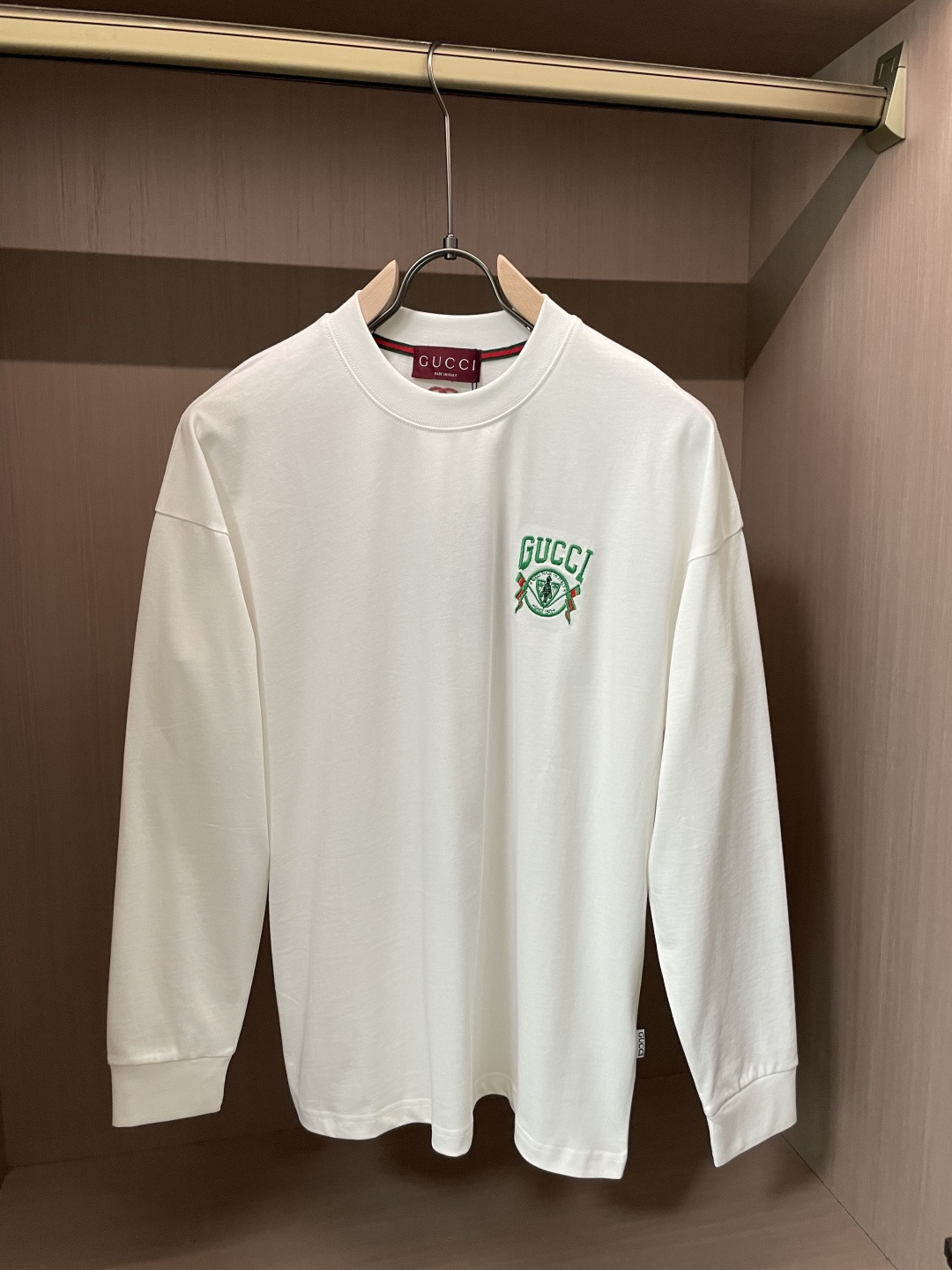 Gucc 25s秋冬最新款圆领打底套头T恤 面料采用优质精梳棉，入手便知非常柔软，上身亲肤感 极好！舒适