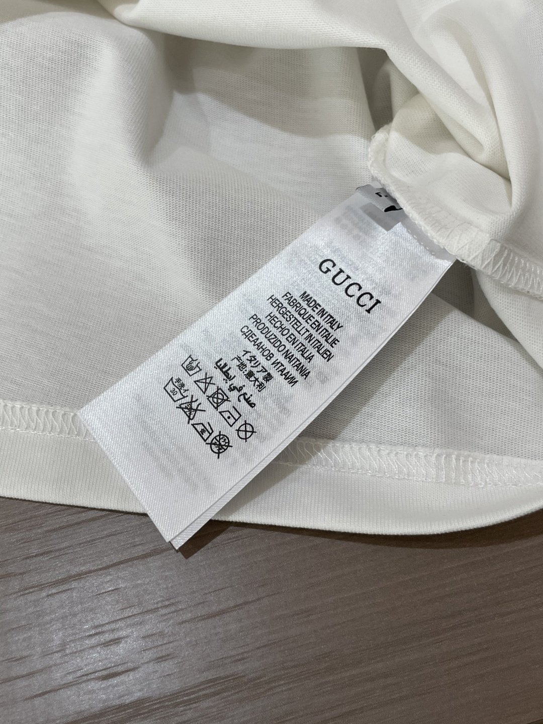 Gucc 25s秋冬最新款圆领打底套头T恤 面料采用优质精梳棉，入手便知非常柔软，上身亲肤感 极好！舒适