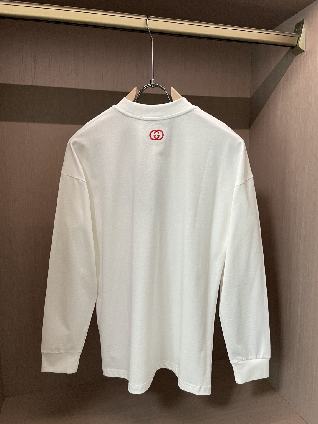 Gucc 25s秋冬最新款圆领打底套头T恤 面料采用优质精梳棉，入手便知非常柔软，上身亲肤感 极好！舒适