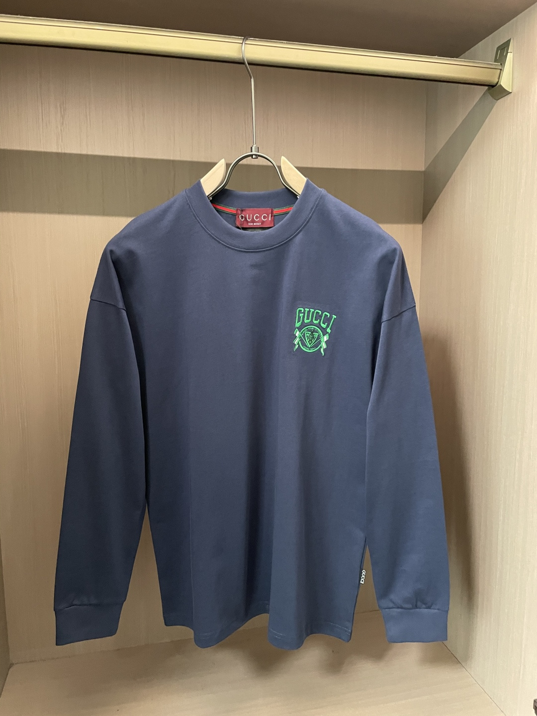 Gucc 25s秋冬最新款圆领打底套头T恤 面料采用优质精梳棉，入手便知非常柔软，上身亲肤感 极好！舒适