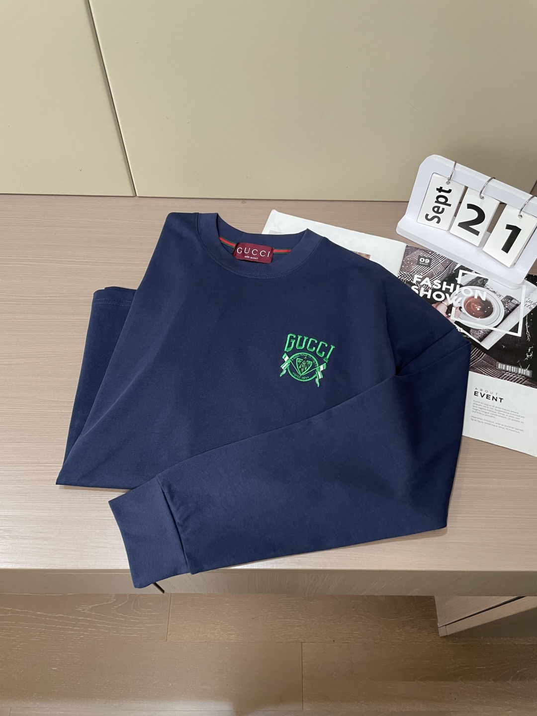 Gucc 25s秋冬最新款圆领打底套头T恤 面料采用优质精梳棉，入手便知非常柔软，上身亲肤感 极好！舒适