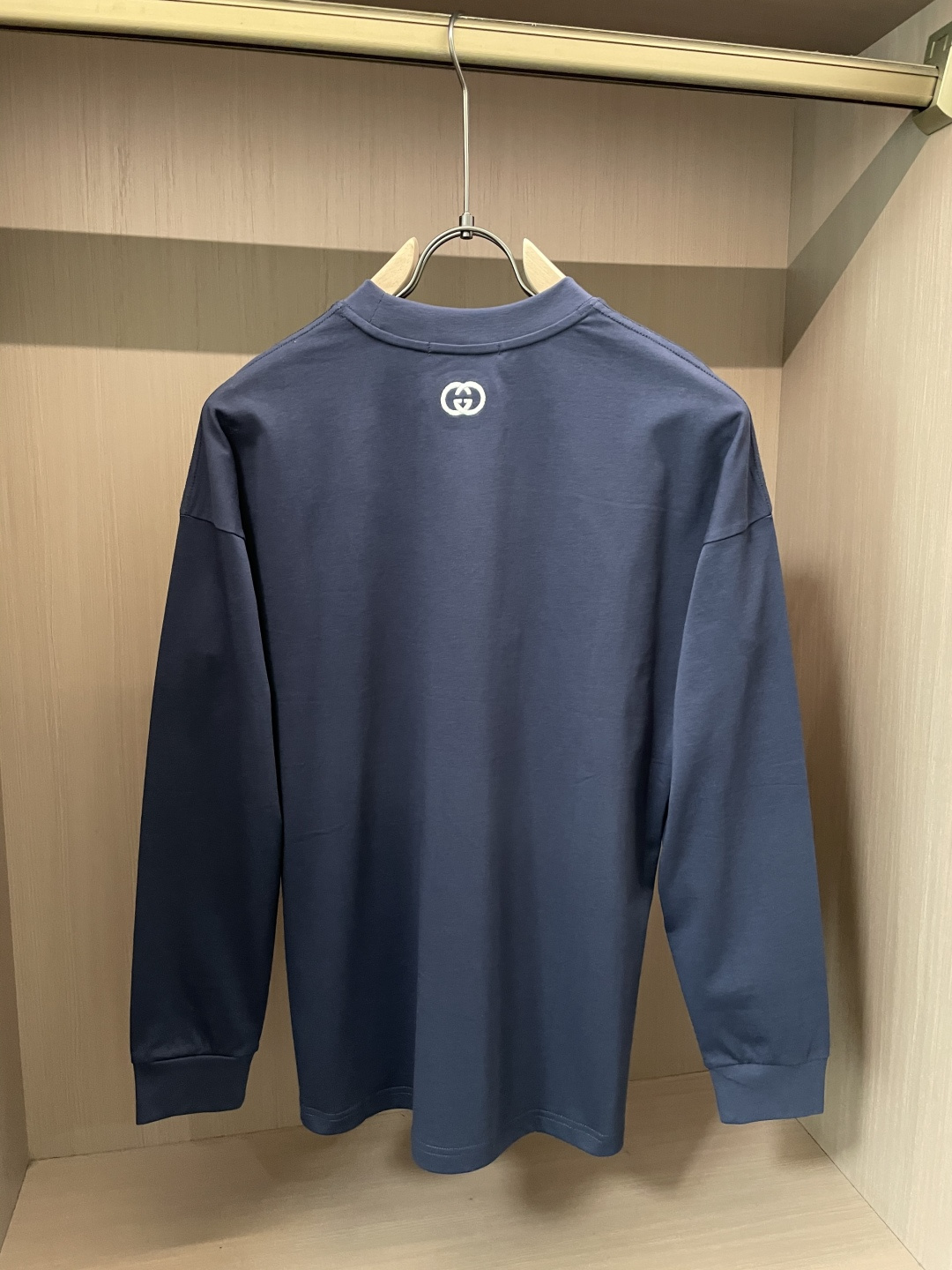 Gucc 25s秋冬最新款圆领打底套头T恤 面料采用优质精梳棉，入手便知非常柔软，上身亲肤感 极好！舒适