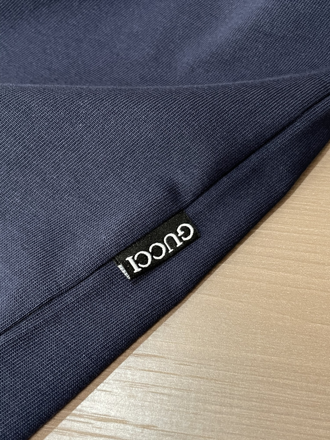 Gucc 25s秋冬最新款圆领打底套头T恤 面料采用优质精梳棉，入手便知非常柔软，上身亲肤感 极好！舒适