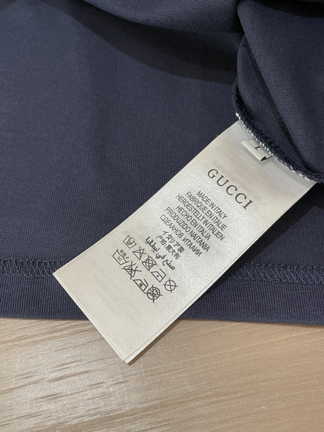 Gucc 25s秋冬最新款圆领打底套头T恤 面料采用优质精梳棉，入手便知非常柔软，上身亲肤感 极好！舒适