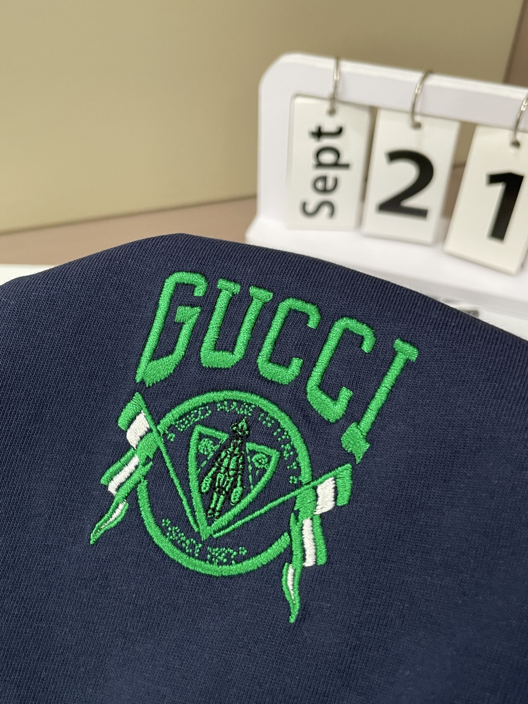 Gucc 25s秋冬最新款圆领打底套头T恤 面料采用优质精梳棉，入手便知非常柔软，上身亲肤感 极好！舒适