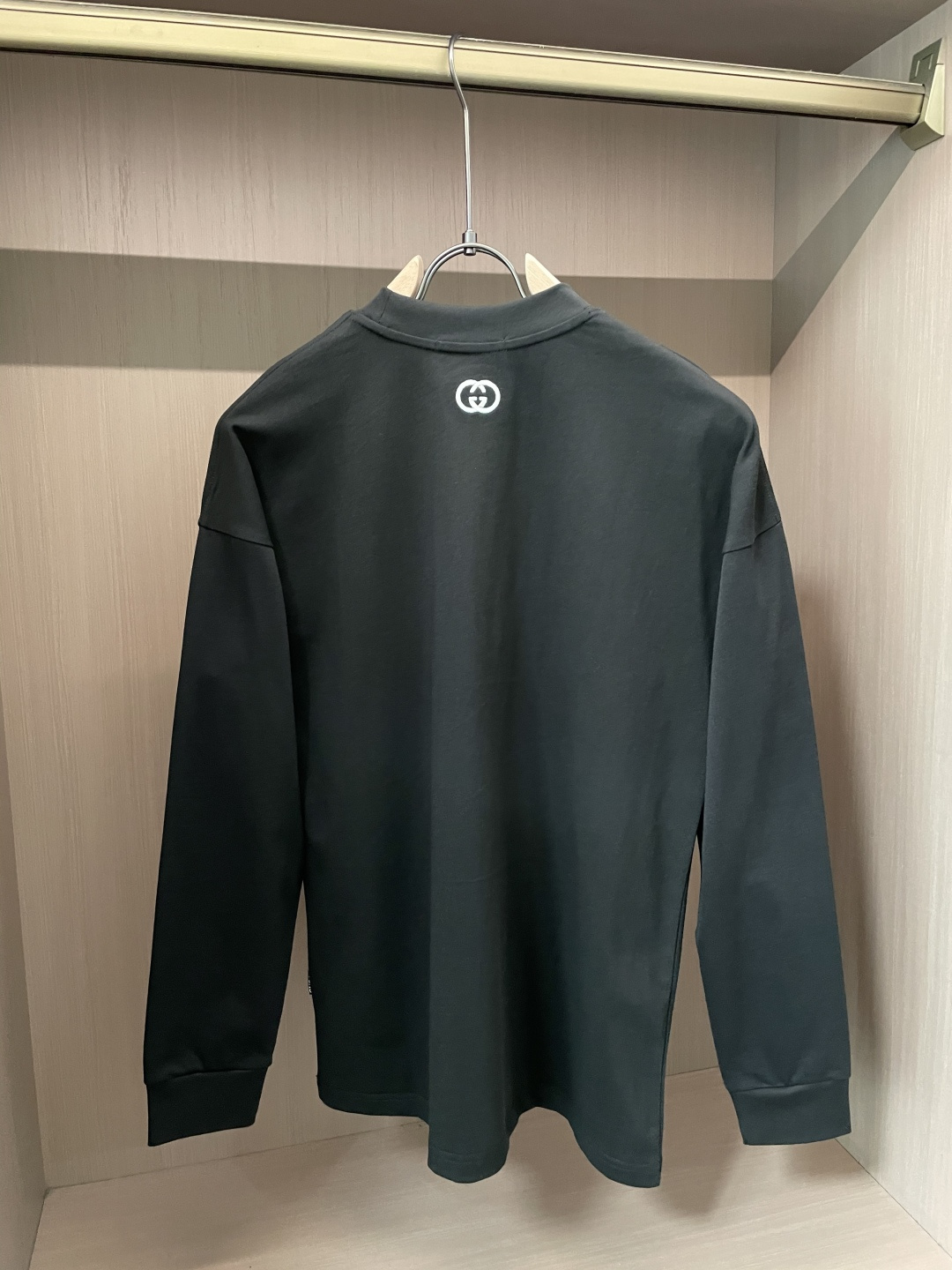 Gucc 25s秋冬最新款圆领打底套头T恤 面料采用优质精梳棉，入手便知非常柔软，上身亲肤感 极好！舒适