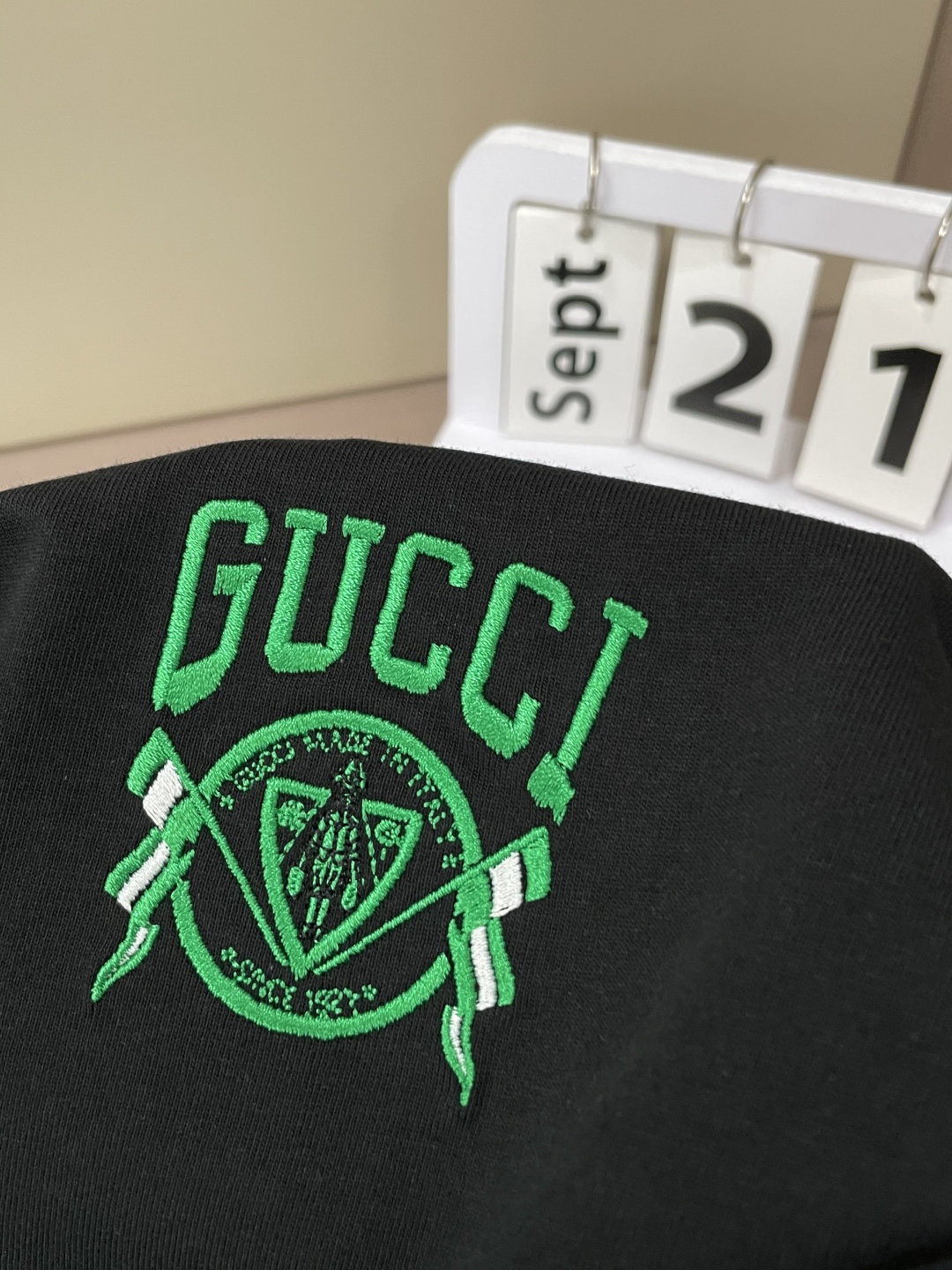 Gucc 25s秋冬最新款圆领打底套头T恤 面料采用优质精梳棉，入手便知非常柔软，上身亲肤感 极好！舒适