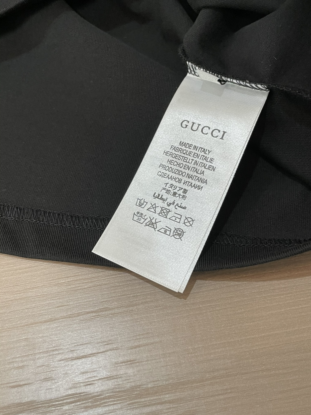 Gucc 25s秋冬最新款圆领打底套头T恤 面料采用优质精梳棉，入手便知非常柔软，上身亲肤感 极好！舒适