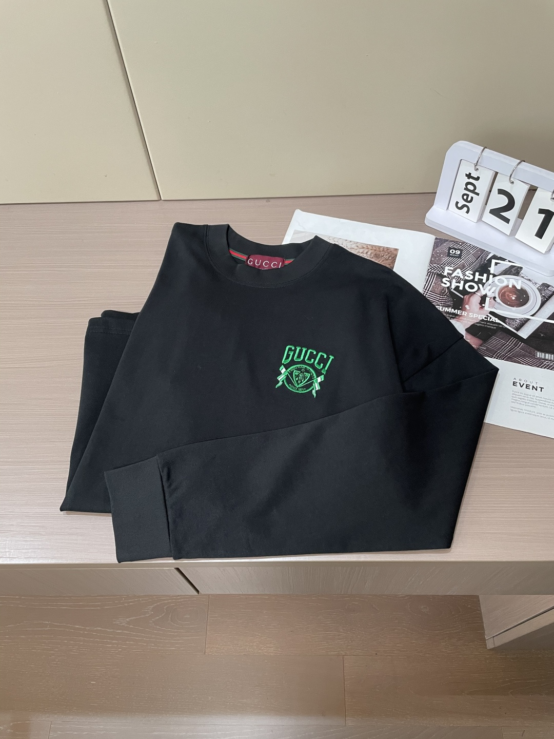 Gucc 25s秋冬最新款圆领打底套头T恤 面料采用优质精梳棉，入手便知非常柔软，上身亲肤感 极好！舒适