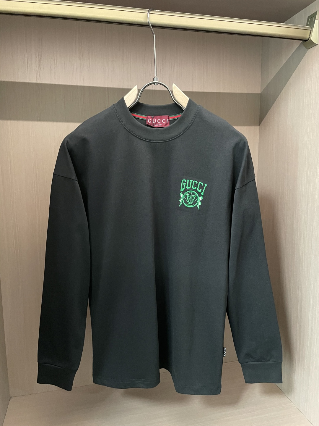 NO:539297,Gucc 25s autumn and winter latest round neck base pullover T-shirt. The fabric is made of high-quality combed cotton. It is very soft when you start, and the upper body feels very skin-friendly!  Comfortable, breathable, slim and slim while not restrained. The embroidered logo pattern embroidered on the chest!  Very exquisite, good fabrics can make the basic long-sleeved T-shirt not monotonous, and more fashionable in terms of outfits. This style can not only be worn inside, but also does not look monotonous when worn alone. Size m-xxxl, gucci,tees, t-shirt, alexander wang19860909Gucc 25s秋冬最新款圆领打底套头T恤 面料采用优质精梳棉,入手便知非常柔软,上身亲肤感 极好！舒适透气修身显瘦的同时又无束缚感,胸口刺绣绣logo图案标志点缀！非常精致,好面料才能让基础款的长袖T恤不在单调, 穿搭上多一份时尚,这款不仅可以内搭打底,单穿亦不会显得单调. 尺码m-xxxl,,gucci,tees，t-shirt,alexander wang,Men's clothing