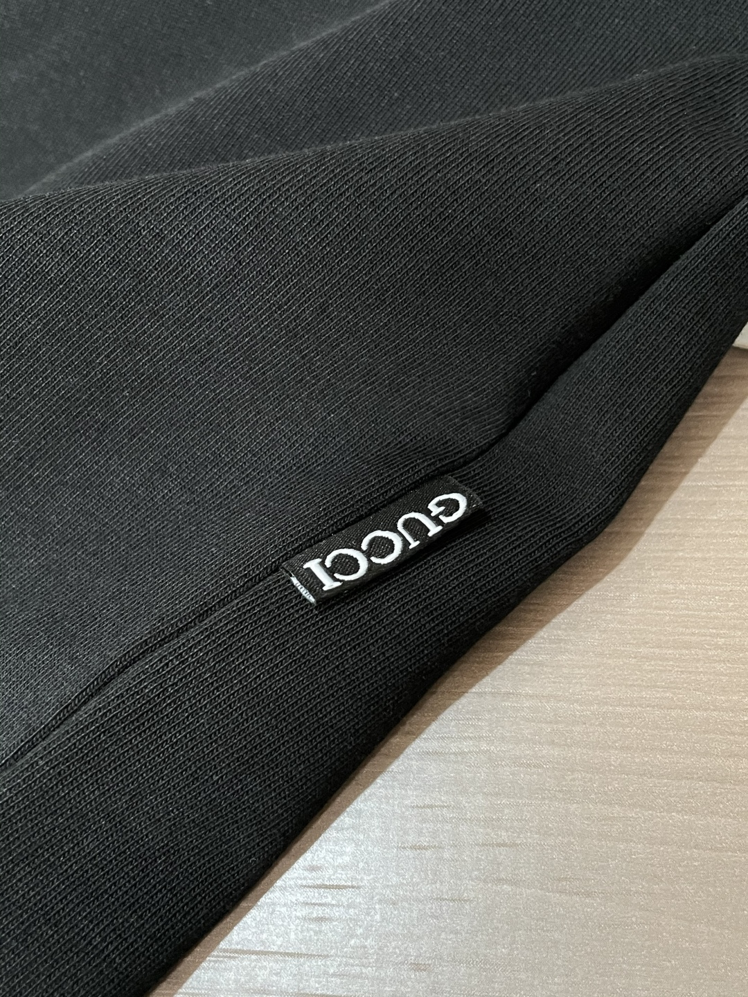 Gucc 25s秋冬最新款圆领打底套头T恤 面料采用优质精梳棉，入手便知非常柔软，上身亲肤感 极好！舒适