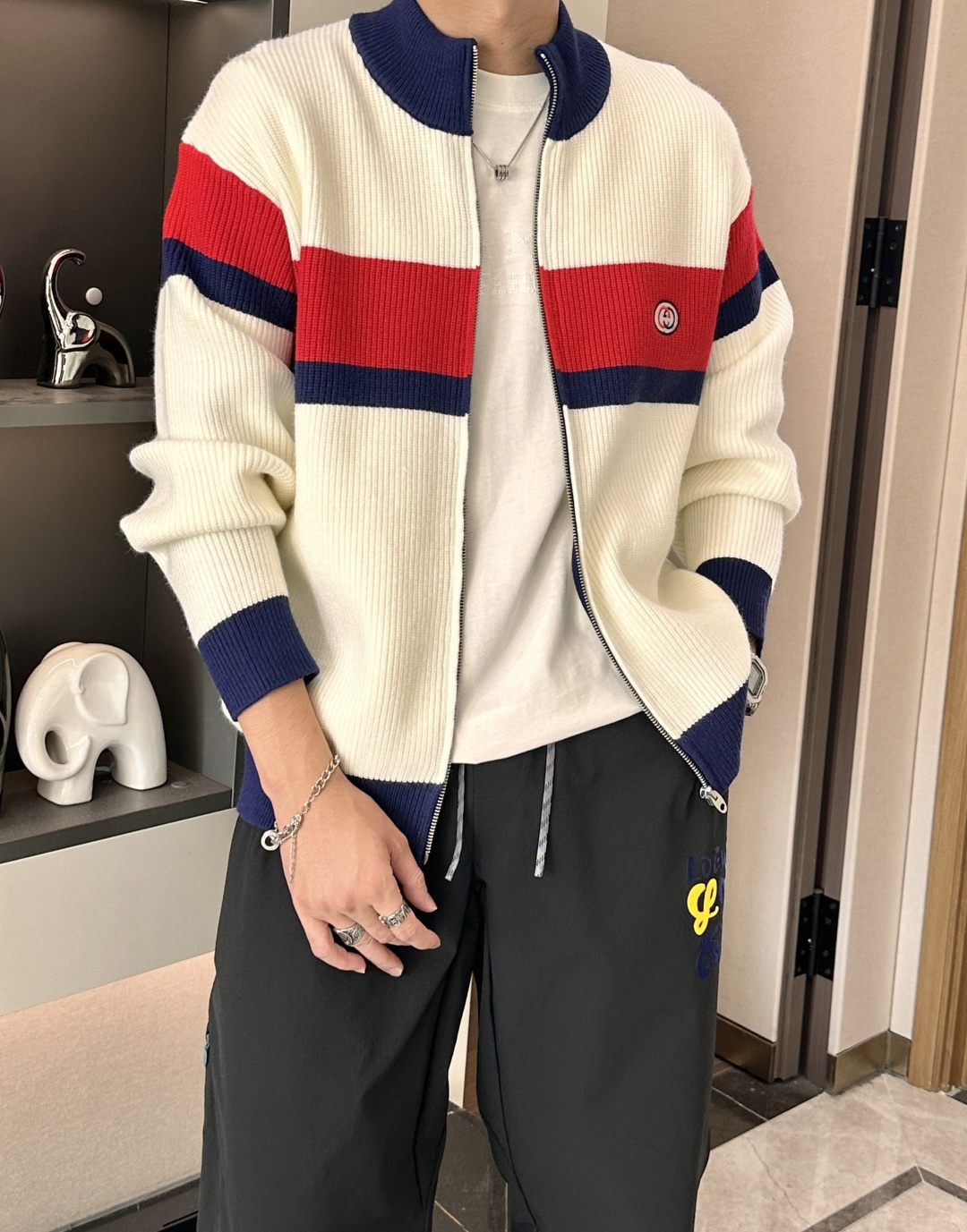 Gucc 爆款 2025秋冬 高级定制 都市风十足 加厚款开衫毛衣。 采用进口羊毛混纺面料 柔软细腻 男