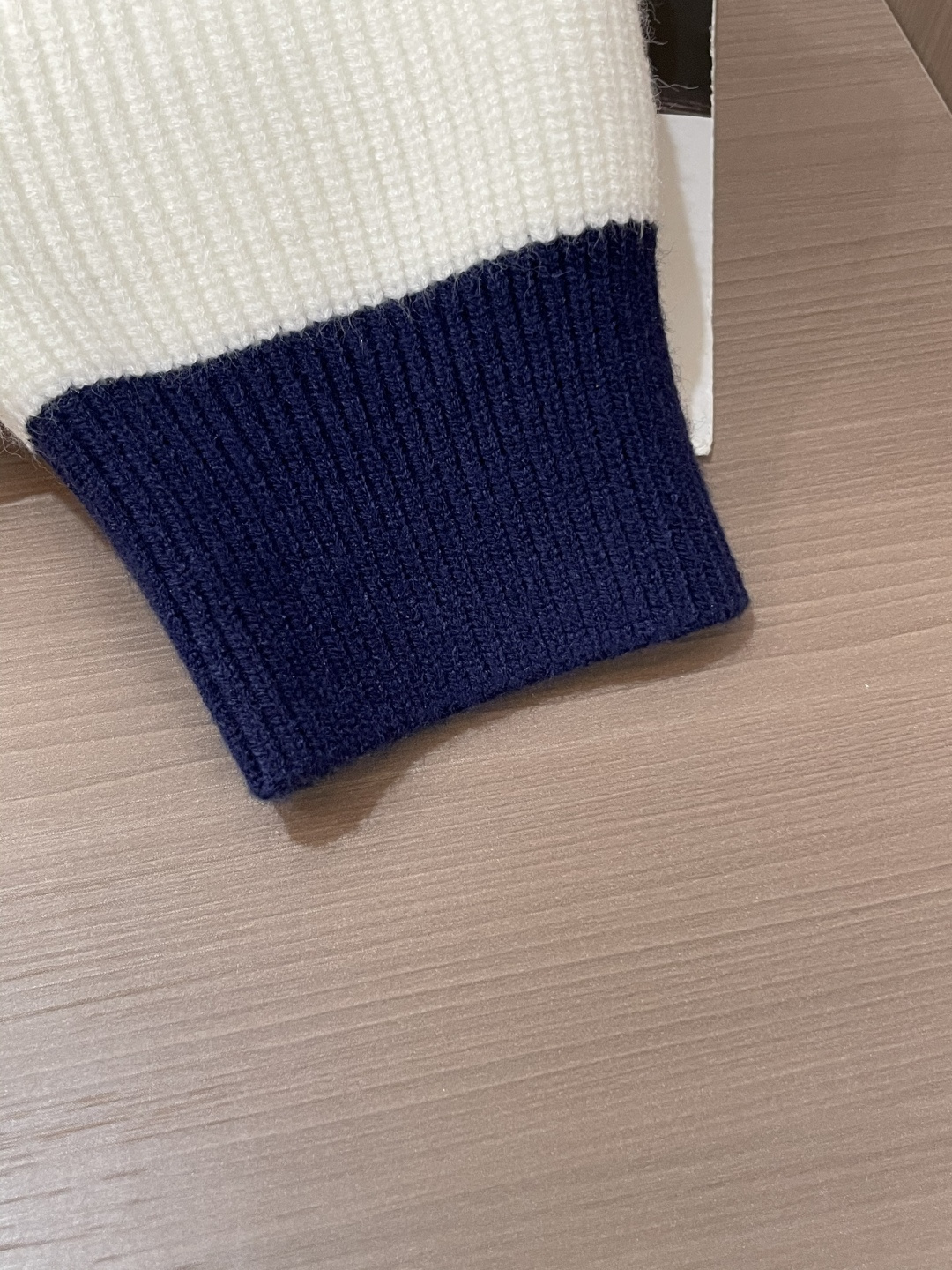 Gucc 爆款 2025秋冬 高级定制 都市风十足 加厚款开衫毛衣。 采用进口羊毛混纺面料 柔软细腻 男