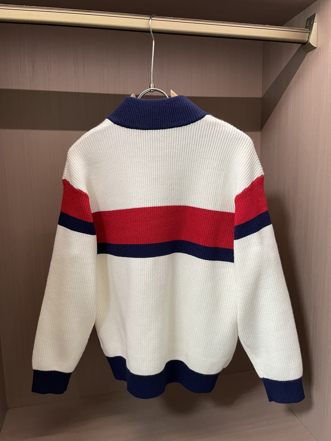 Gucc 爆款 2025秋冬 高级定制 都市风十足 加厚款开衫毛衣。 采用进口羊毛混纺面料 柔软细腻 男