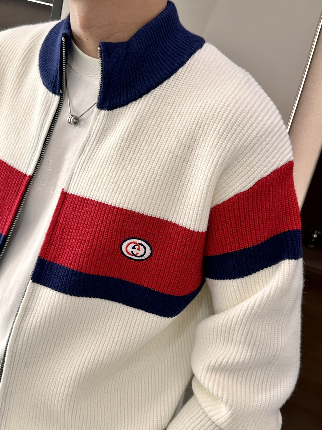 Gucc 爆款 2025秋冬 高级定制 都市风十足 加厚款开衫毛衣。 采用进口羊毛混纺面料 柔软细腻 男