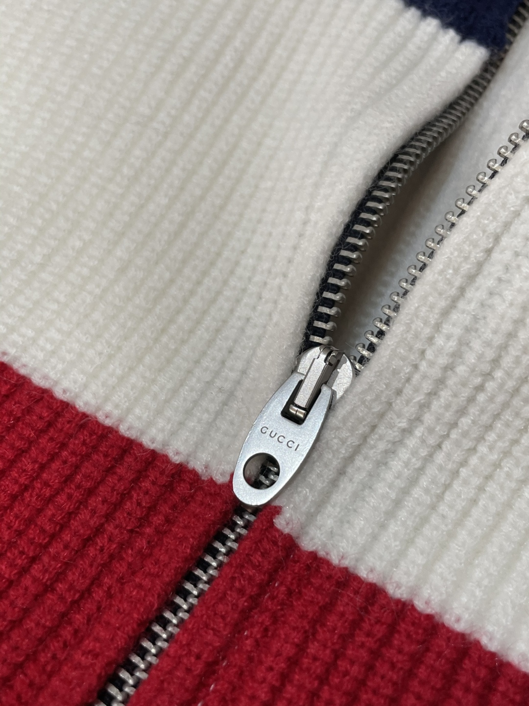 Gucc 爆款 2025秋冬 高级定制 都市风十足 加厚款开衫毛衣。 采用进口羊毛混纺面料 柔软细腻 男