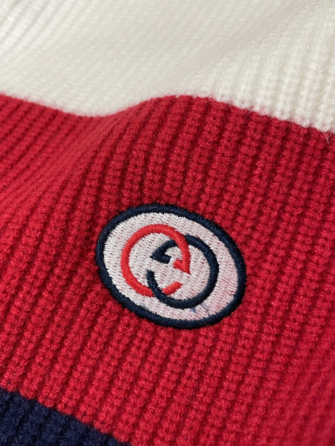 Gucc 爆款 2025秋冬 高级定制 都市风十足 加厚款开衫毛衣。 采用进口羊毛混纺面料 柔软细腻 男