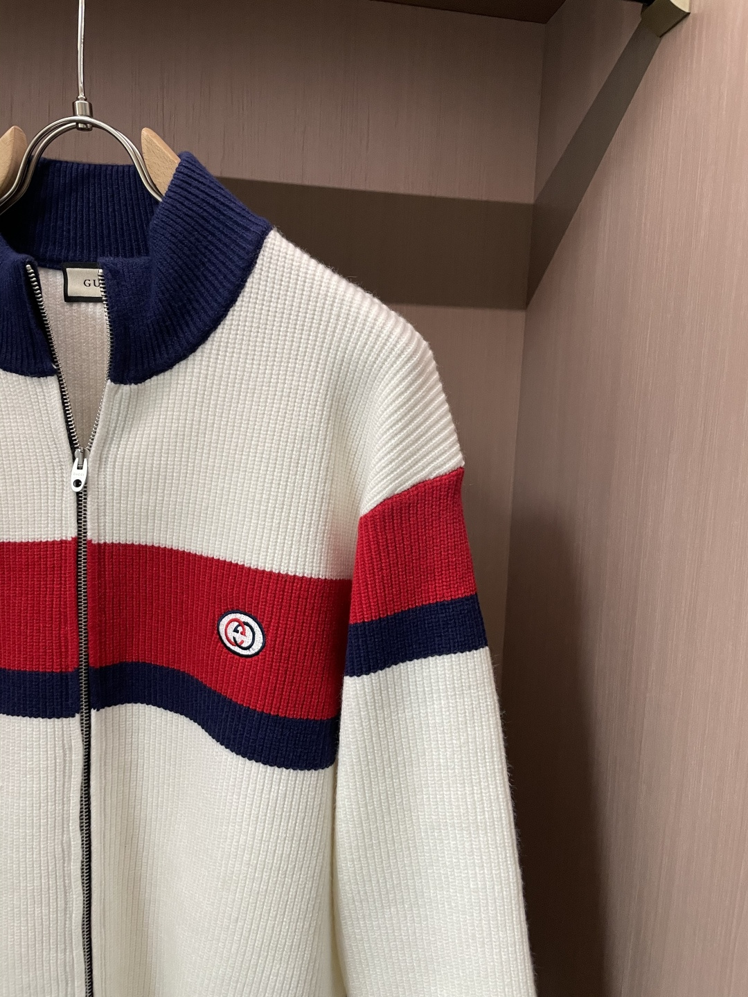 Gucc 爆款 2025秋冬 高级定制 都市风十足 加厚款开衫毛衣。 采用进口羊毛混纺面料 柔软细腻 男