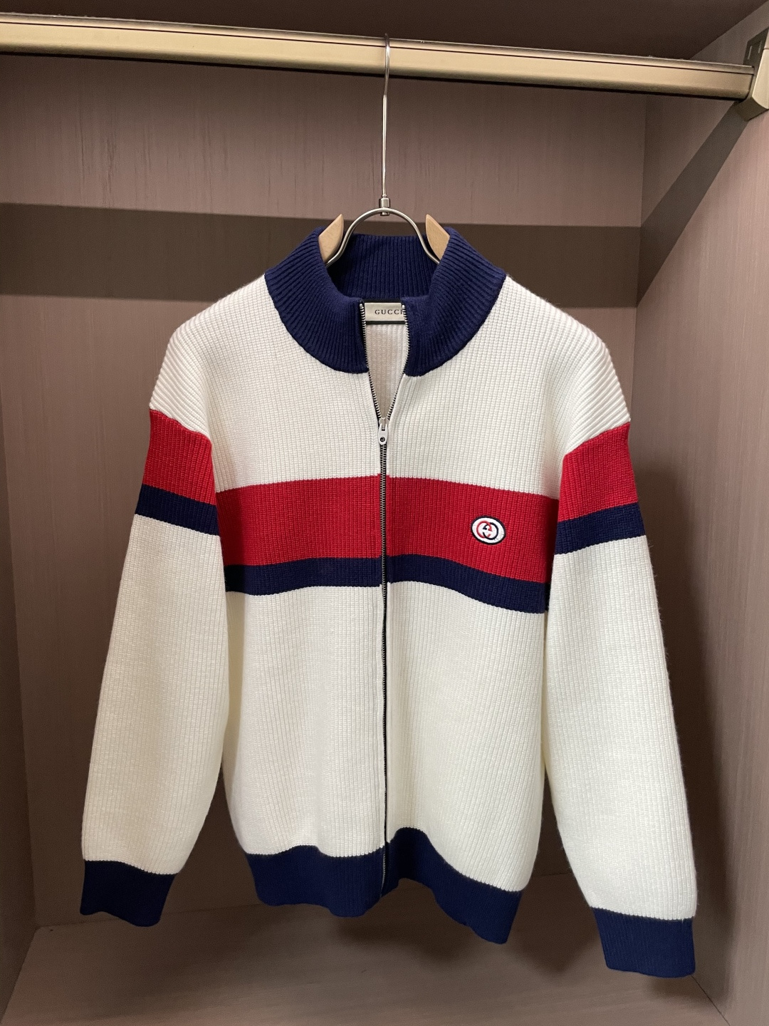 Gucc 爆款 2025秋冬 高级定制 都市风十足 加厚款开衫毛衣。 采用进口羊毛混纺面料 柔软细腻 男