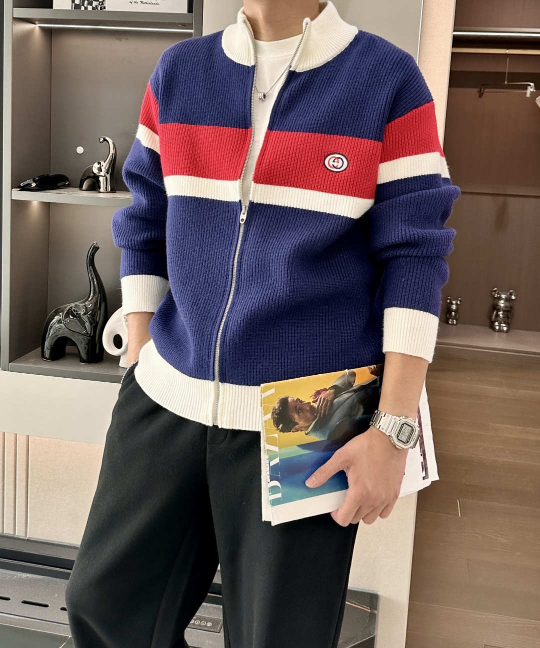 NO:539299,Gucc hit 2025 autumn and winter, high-end customization, full of urban style, thickened cardigan sweater. It uses imported wool blend fabric, soft and delicate. Basic styles are indispensable for men's wardrobe. They can be matched with various clothing anytime and anywhere to meet your daily life needs. The clothes design is very simple, please buy it now!  Size M-XXXL, gucci,sweaters,alexander wang19860909Gucc 爆款 2025秋冬 高级定制 都市风十足 加厚款开衫毛衣. 采用进口羊毛混纺面料 柔软细腻 男人的衣柜都少不了基础款,随时随地都可以拿来搭配各种服饰 满足您日常生活需求 .衣服设计非常的简洁 , 亲们赶紧入手！ 尺码M-XXXL,,gucci,sweaters,alexander wang,Men's clothing