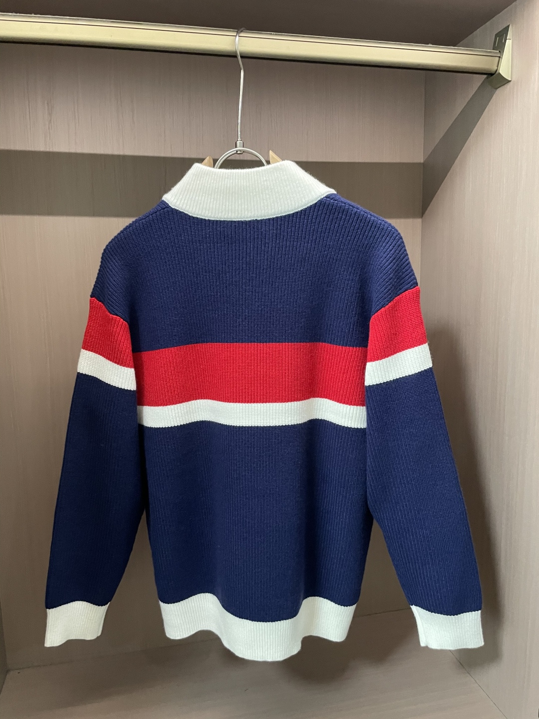 Gucc 爆款 2025秋冬 高级定制 都市风十足 加厚款开衫毛衣。 采用进口羊毛混纺面料 柔软细腻 男