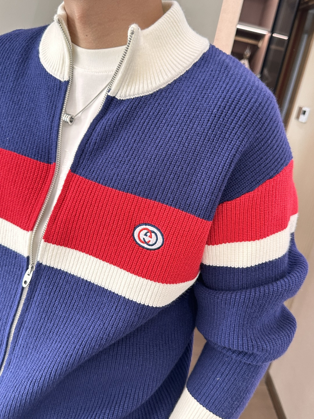 Gucc 爆款 2025秋冬 高级定制 都市风十足 加厚款开衫毛衣。 采用进口羊毛混纺面料 柔软细腻 男