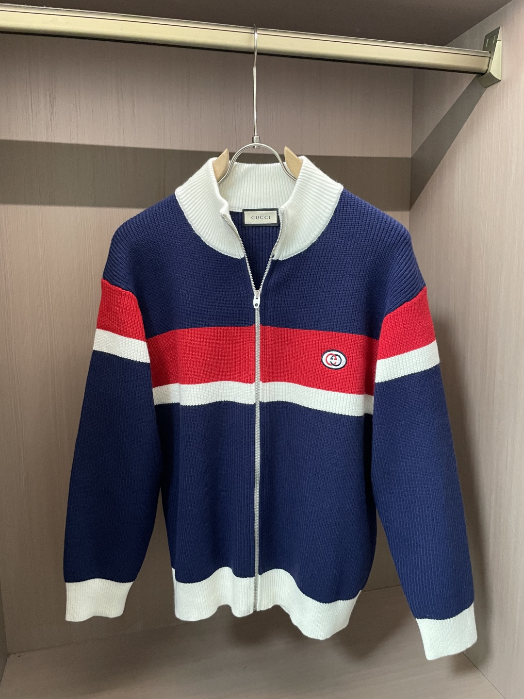 Gucc 爆款 2025秋冬 高级定制 都市风十足 加厚款开衫毛衣。 采用进口羊毛混纺面料 柔软细腻 男