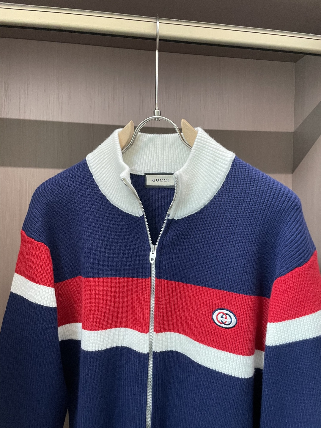 Gucc 爆款 2025秋冬 高级定制 都市风十足 加厚款开衫毛衣。 采用进口羊毛混纺面料 柔软细腻 男