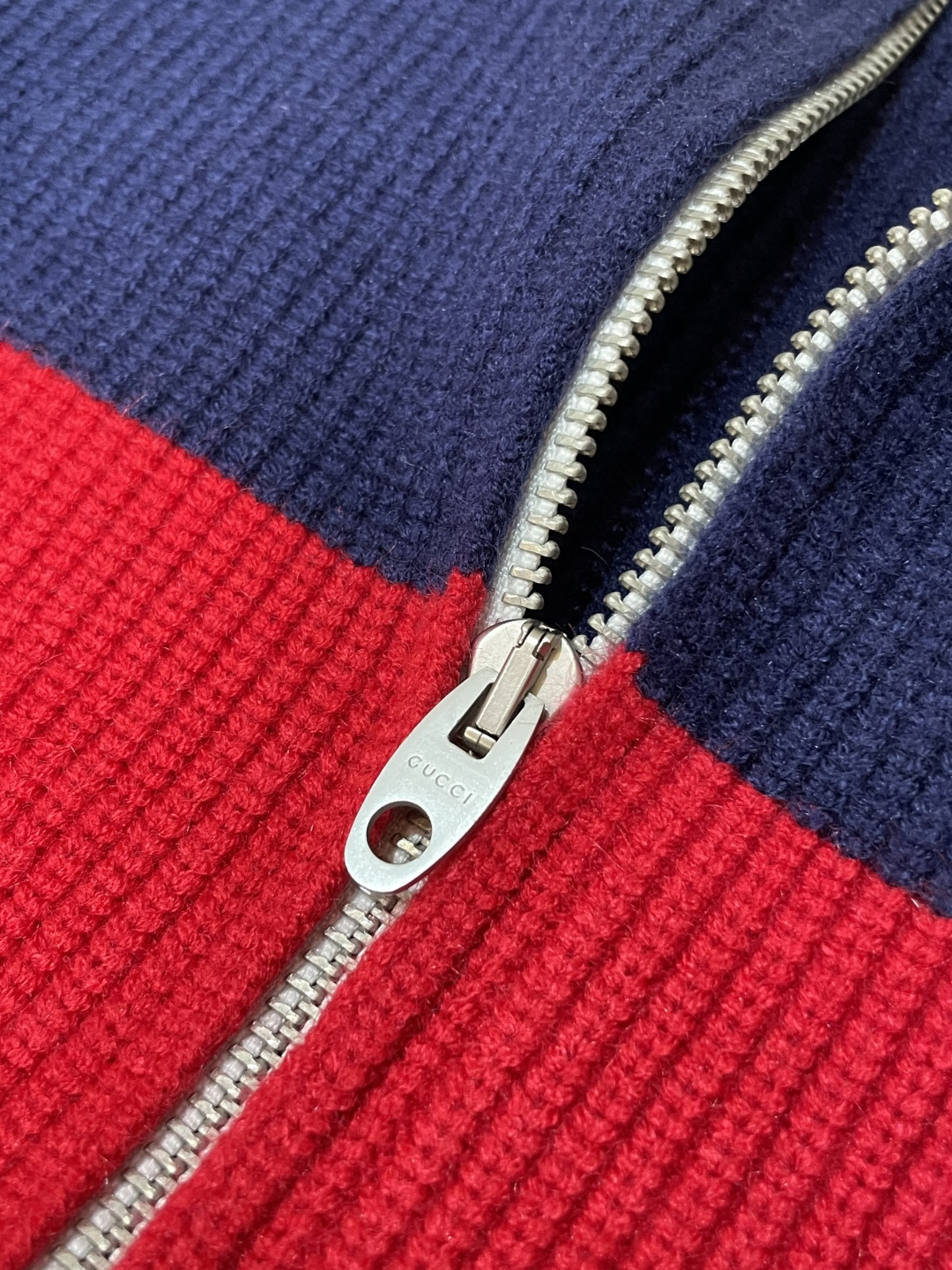 Gucc 爆款 2025秋冬 高级定制 都市风十足 加厚款开衫毛衣。 采用进口羊毛混纺面料 柔软细腻 男