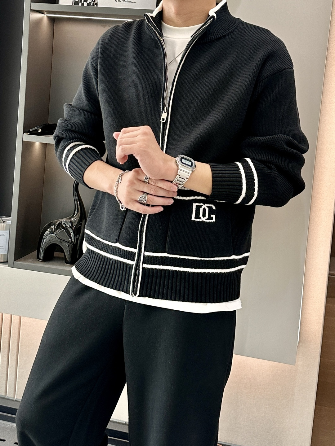 DG 爆款 2025秋冬 高级定制 都市风十足 加厚款开衫毛衣。 采用进口羊毛混纺面料 柔软细腻 男人的