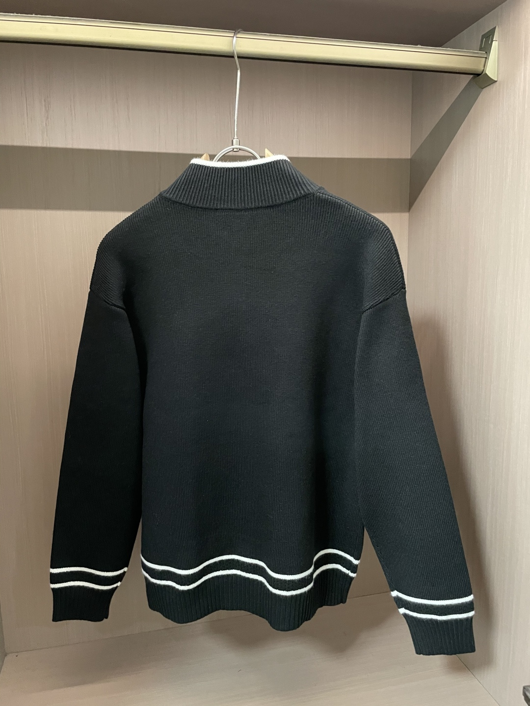 DG 爆款 2025秋冬 高级定制 都市风十足 加厚款开衫毛衣。 采用进口羊毛混纺面料 柔软细腻 男人的