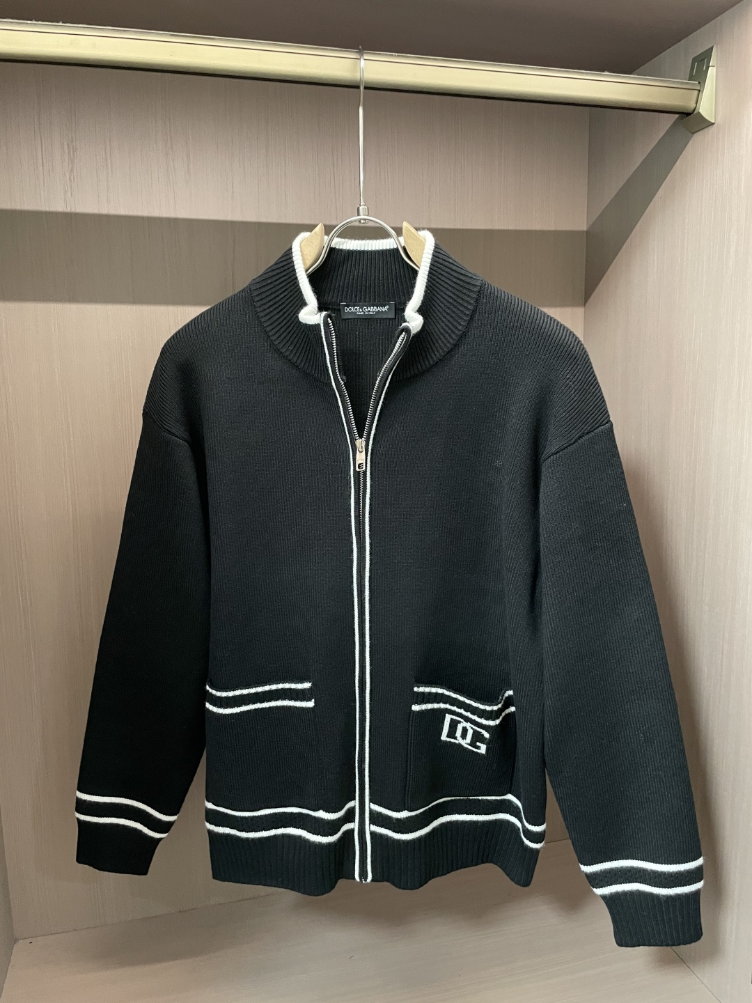 DG 爆款 2025秋冬 高级定制 都市风十足 加厚款开衫毛衣。 采用进口羊毛混纺面料 柔软细腻 男人的