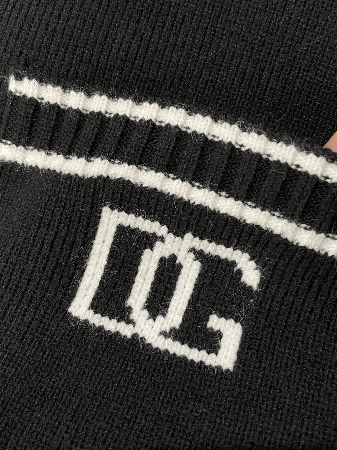 DG 爆款 2025秋冬 高级定制 都市风十足 加厚款开衫毛衣。 采用进口羊毛混纺面料 柔软细腻 男人的