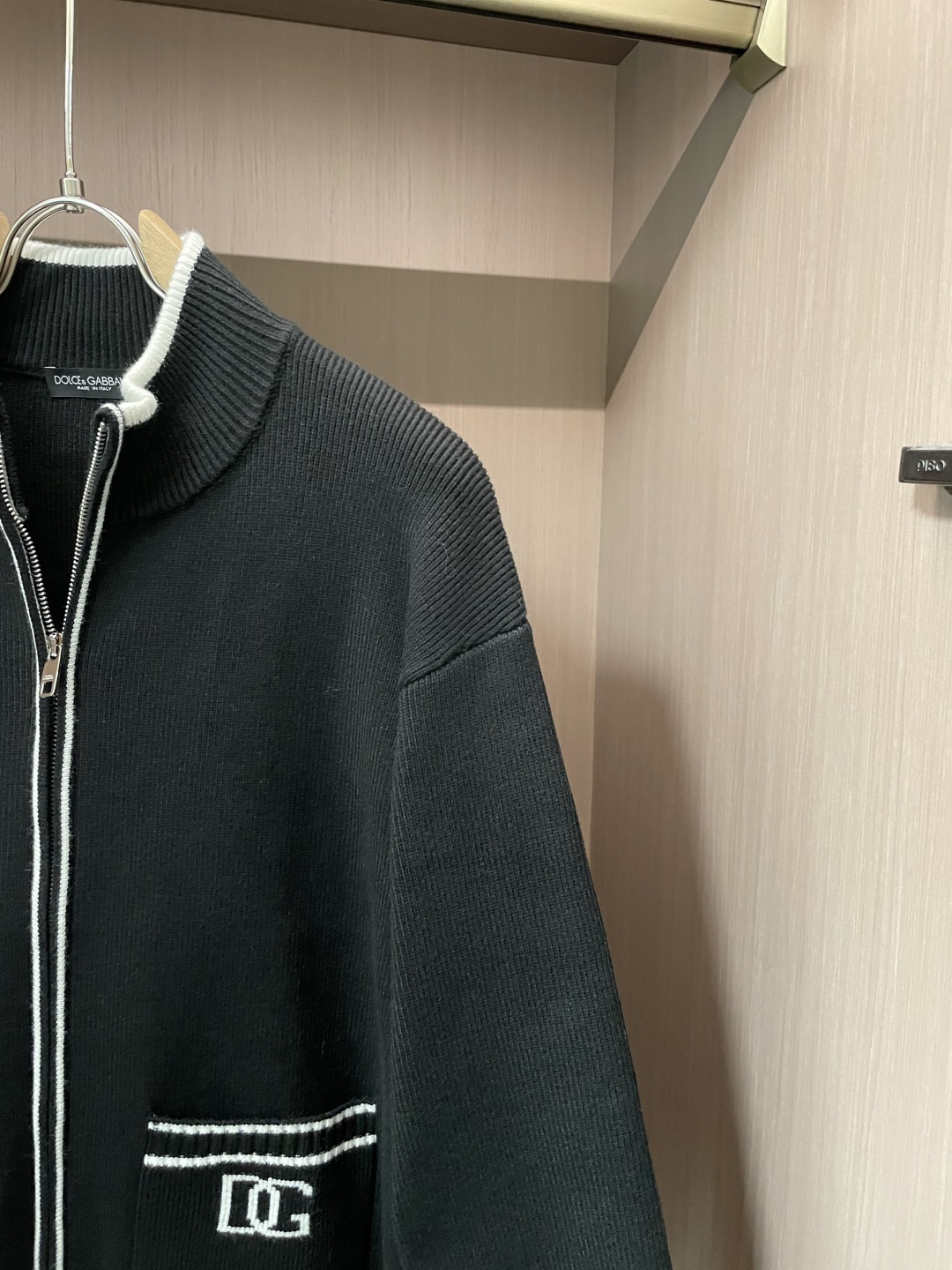 DG 爆款 2025秋冬 高级定制 都市风十足 加厚款开衫毛衣。 采用进口羊毛混纺面料 柔软细腻 男人的