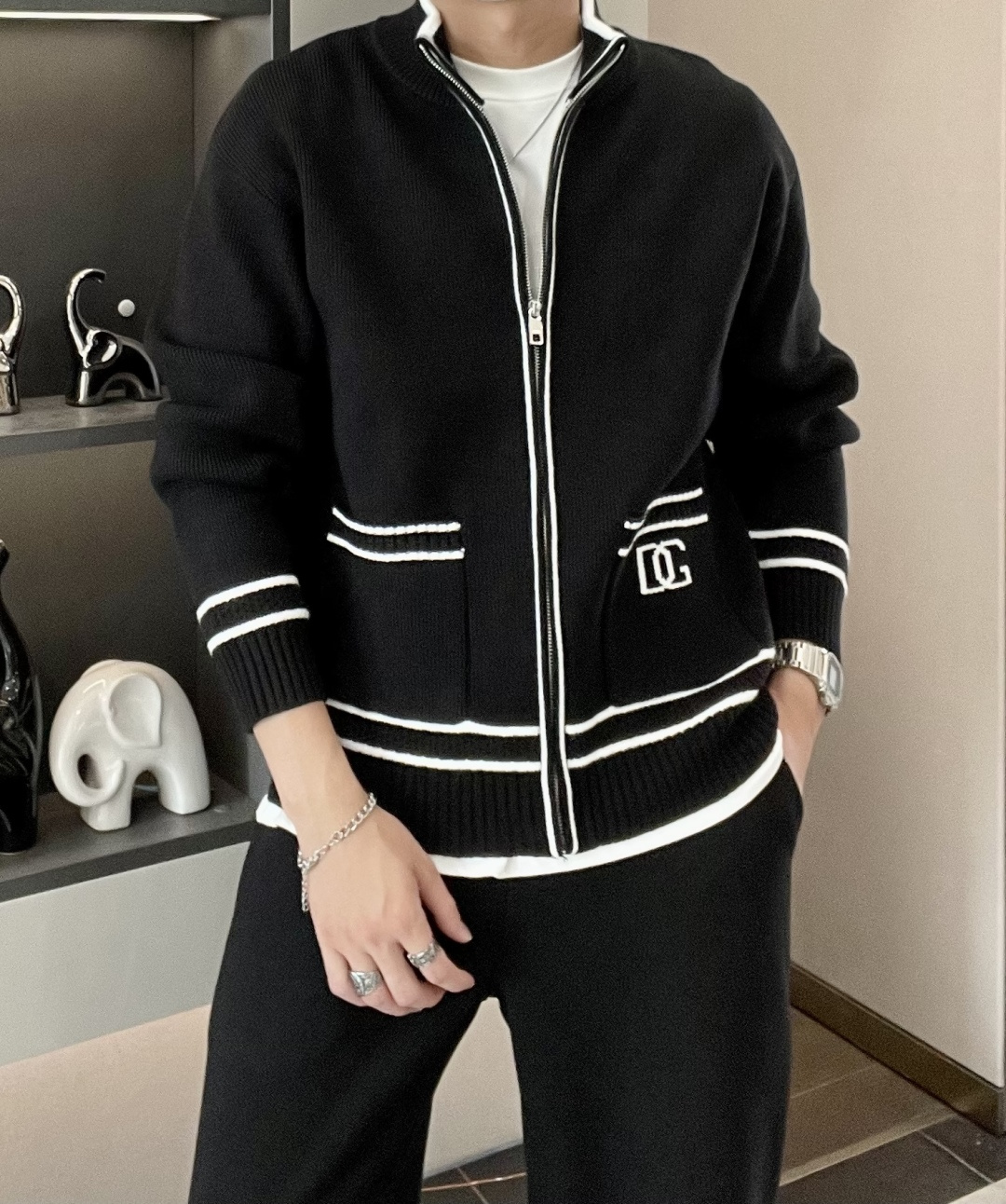 DG 爆款 2025秋冬 高级定制 都市风十足 加厚款开衫毛衣。 采用进口羊毛混纺面料 柔软细腻 男人的