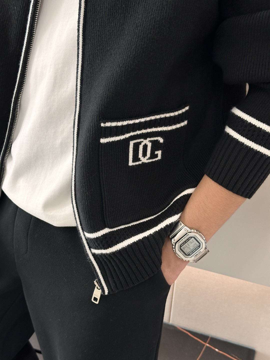 DG 爆款 2025秋冬 高级定制 都市风十足 加厚款开衫毛衣。 采用进口羊毛混纺面料 柔软细腻 男人的