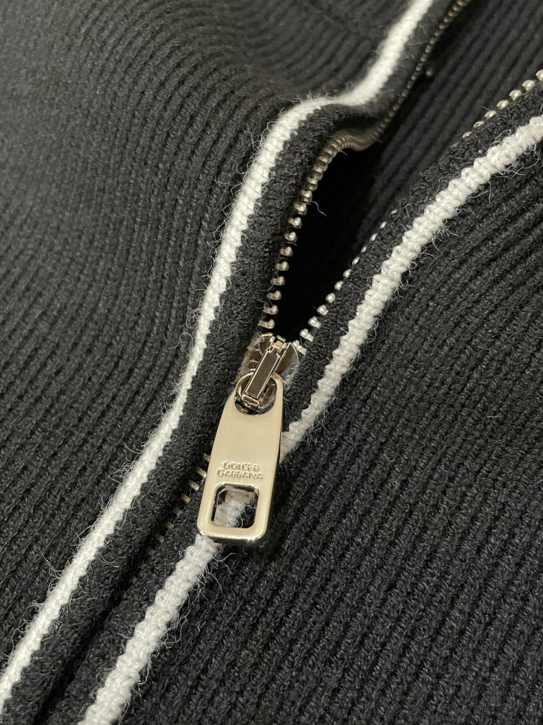 DG 爆款 2025秋冬 高级定制 都市风十足 加厚款开衫毛衣。 采用进口羊毛混纺面料 柔软细腻 男人的