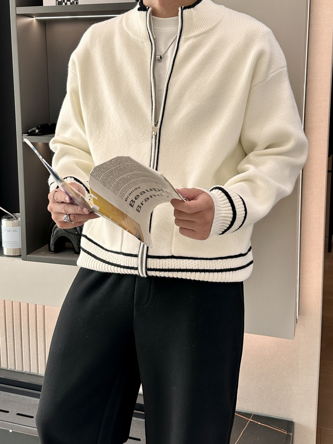 NO:539301,DG hit 2025 autumn and winter, high-end customization, full of urban style, thickened cardigan sweater. It uses imported wool blend fabric, soft and delicate. Basic styles are indispensable for men's wardrobe. They can be matched with various clothing anytime and anywhere to meet your daily life needs. The clothes design is very simple, please buy it now!  Size M-XXXL, Sweaters, alexander wang19860909DG 爆款 2025秋冬 高级定制 都市风十足 加厚款开衫毛衣. 采用进口羊毛混纺面料 柔软细腻 男人的衣柜都少不了基础款,随时随地都可以拿来搭配各种服饰 满足您日常生活需求 .衣服设计非常的简洁 , 亲们赶紧入手！ 尺码M-XXXL,,sweaters,alexander wang,Men's clothing