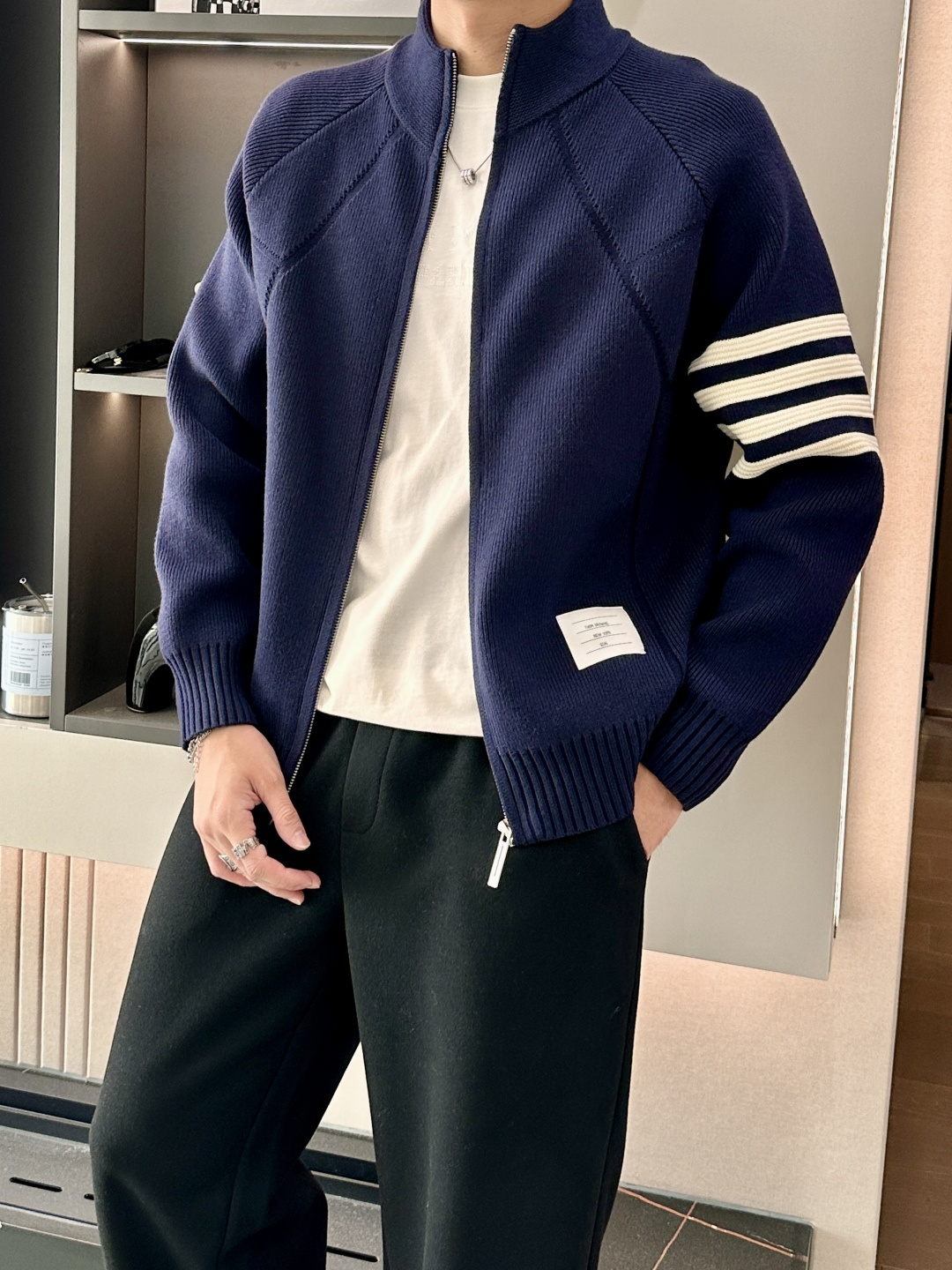 TB 爆款 2025秋冬 高级定制 都市风十足 加厚款开衫毛衣。 采用进口羊毛混纺面料 柔软细腻 男人的