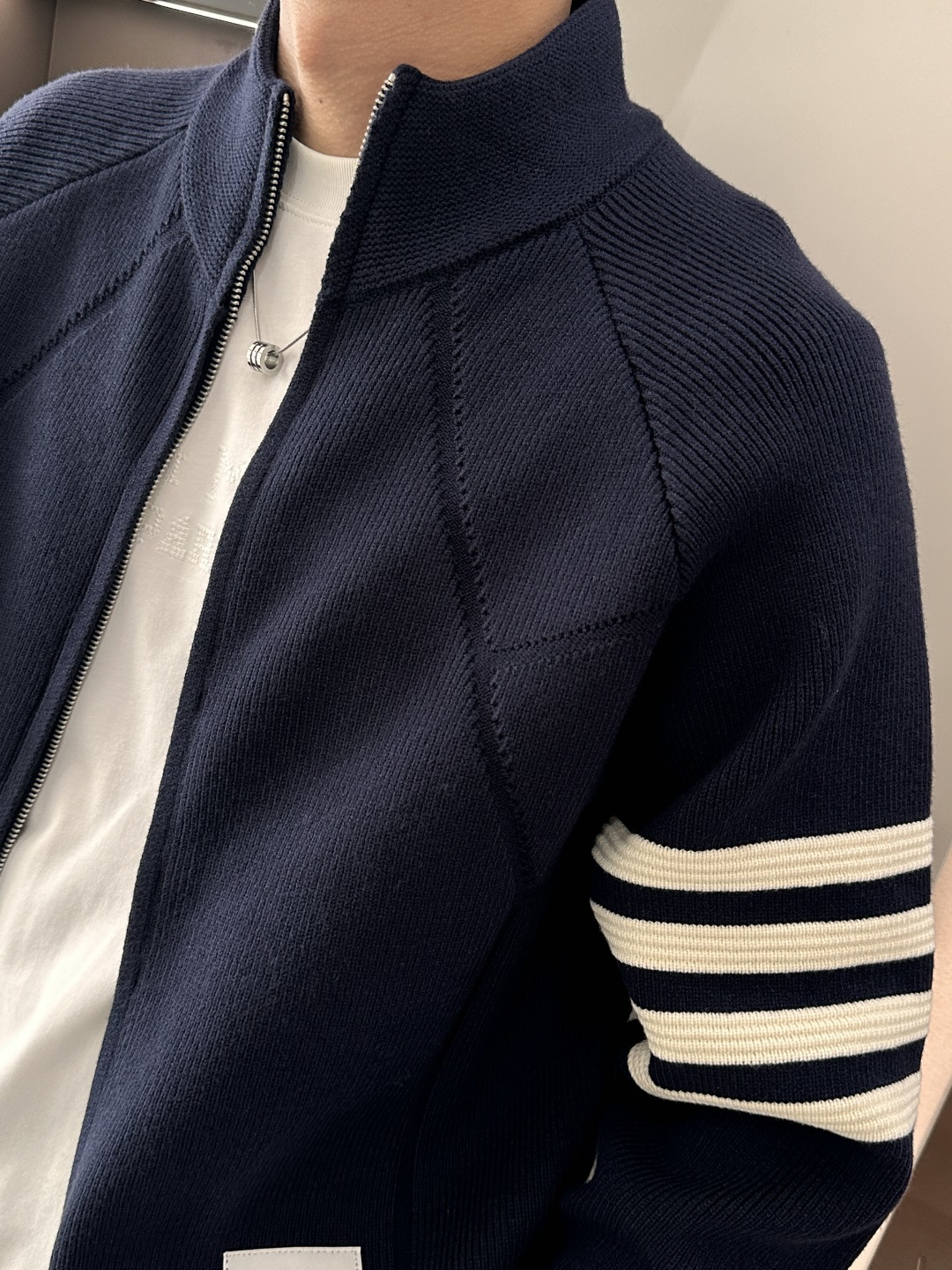 TB 爆款 2025秋冬 高级定制 都市风十足 加厚款开衫毛衣。 采用进口羊毛混纺面料 柔软细腻 男人的